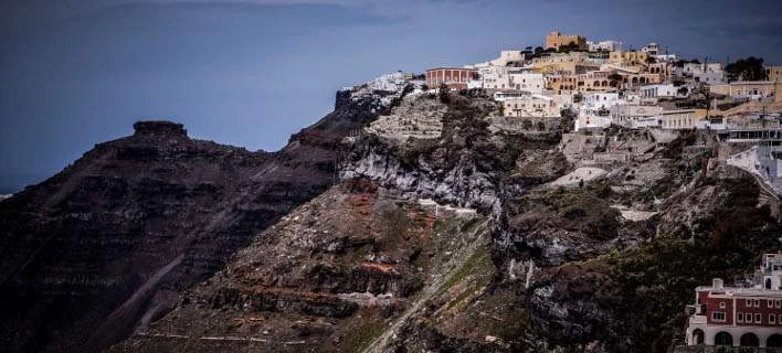 Λιώνουν οι τεκτονικές πλάκες που συγκλίνουν κάτω από τη Σαντορίνη